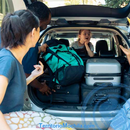 ASI DEBES CARGAR LAS MALETAS EN TU COCHE